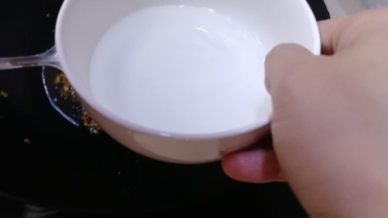 蒜泥茼蒿,加满一小碗水,划匀。