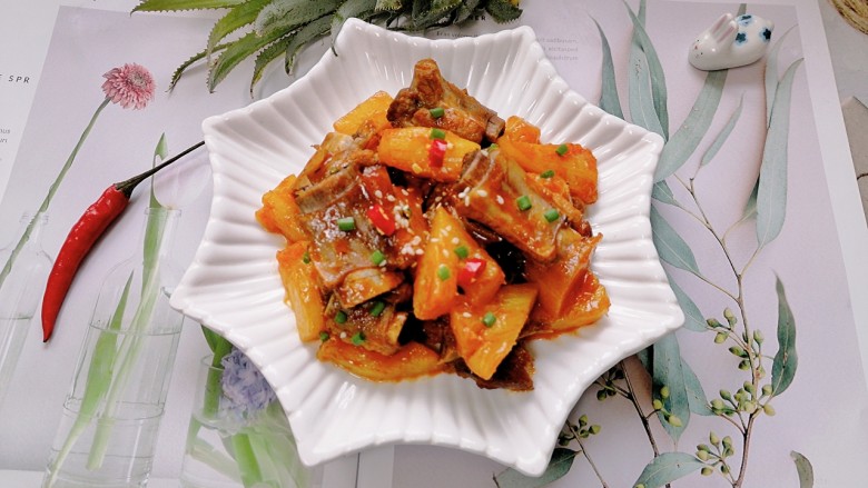 糖醋菠萝排骨,装盘撒上芝麻和<a style='color:red;display:inline-block;' href='/shicai/ 3250'>葱</a>花点缀,拍上成品图。一道酸甜可口的糖醋菠萝排骨就完成了。