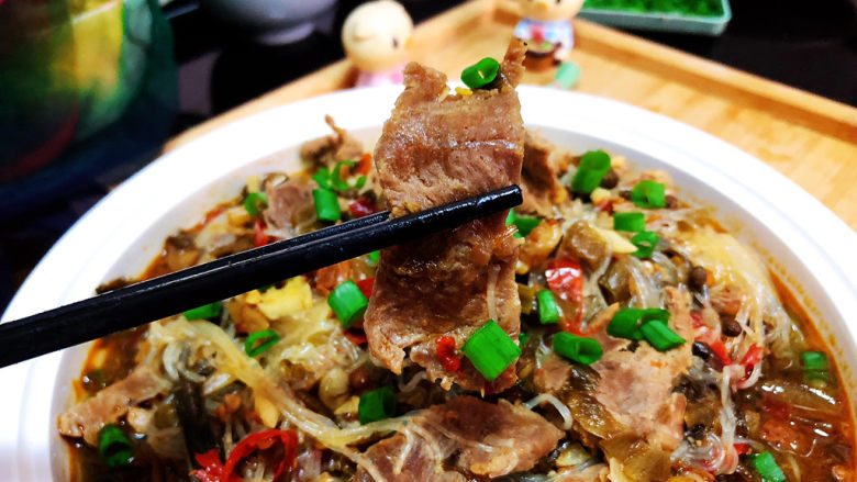 酸汤牛肉➕酸菜粉丝牛肉,这道酸汤牛肉,牛肉嫩,粉丝入味,酸汤开胃,搭配菠菜绿豆芽营养丰富,一口一口真是停不下来啊😄。
