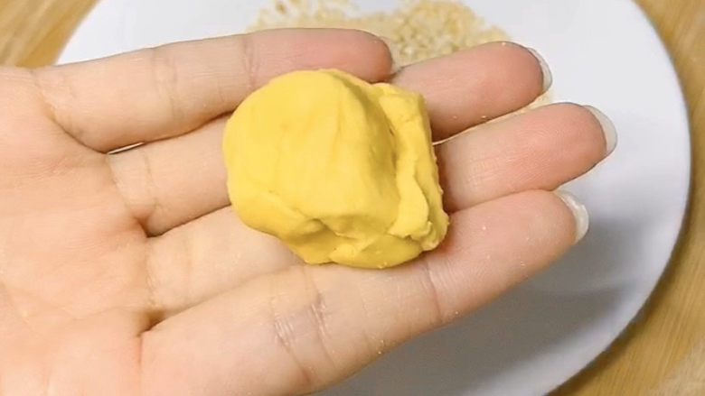 南瓜麻球,取一个小剂子,大概十二克左右
