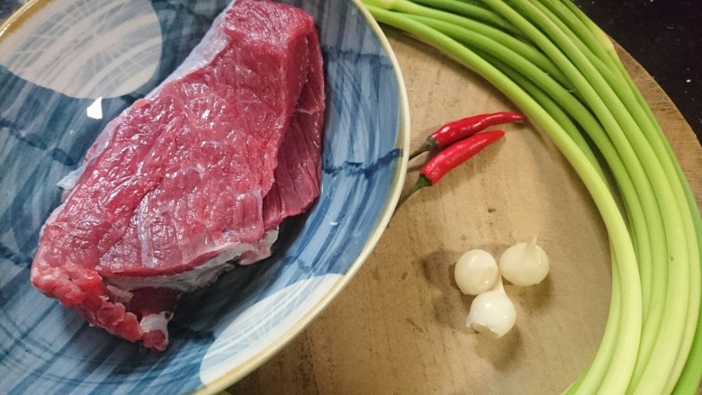 蒜苔炒牛肉,准备好所需食材