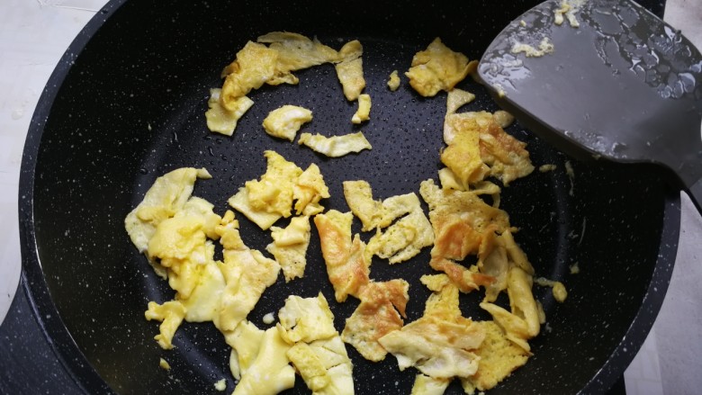 茼蒿炒鸡蛋,用锅铲轻轻铲成小块,盛出来