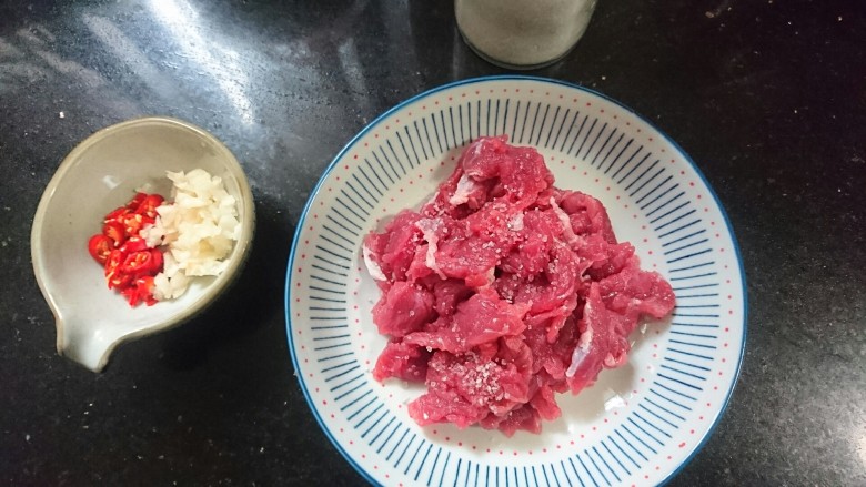 蒜苔炒牛肉,2g食盐(小半勺)