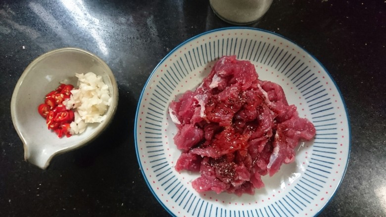 蒜苔炒牛肉,淋入少许酱油