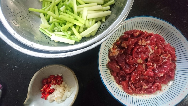 蒜苔炒牛肉,食材的准备就完成了