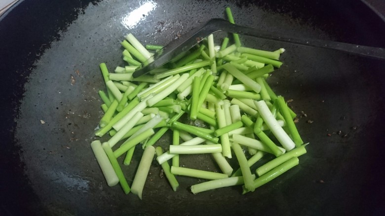 蒜苔炒牛肉,入洗净的蒜苔