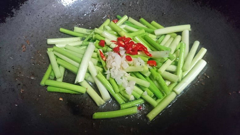 蒜苔炒牛肉,加入切碎的辅料