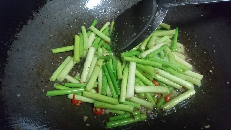 蒜苔炒牛肉,少许食盐调味