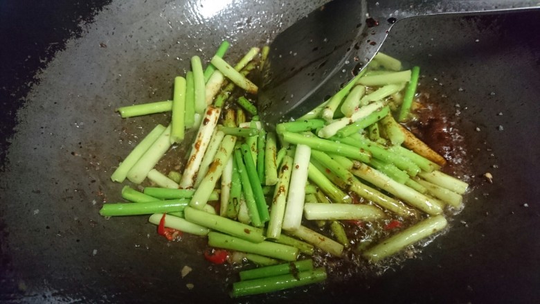 蒜苔炒牛肉,再进一步用酱油调味