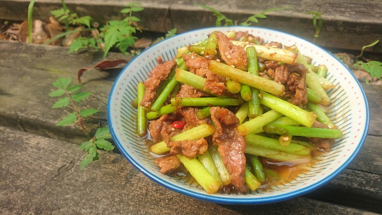 蒜苔炒牛肉,趁热配上米饭开吃吧