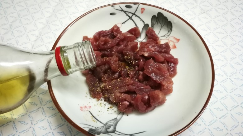 蒜苔炒牛肉,放入一勺<a style='color:red;display:inline-block;' href='/shicai/ 718'>料酒</a>