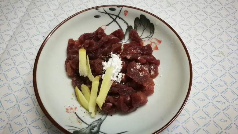 蒜苔炒牛肉,放入姜丝抓匀