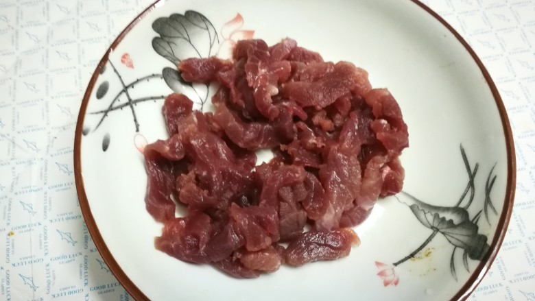 蒜苔炒牛肉,<a style='color:red;display:inline-block;' href='/shicai/ 216'>牛肉</a>切成丝