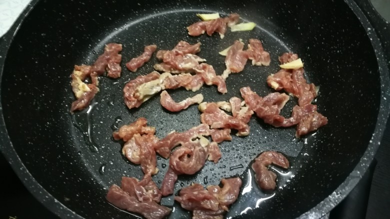 蒜苔炒牛肉,热锅热油放入牛肉丝