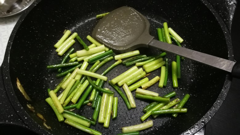 蒜苔炒牛肉,翻炒出蒜香味