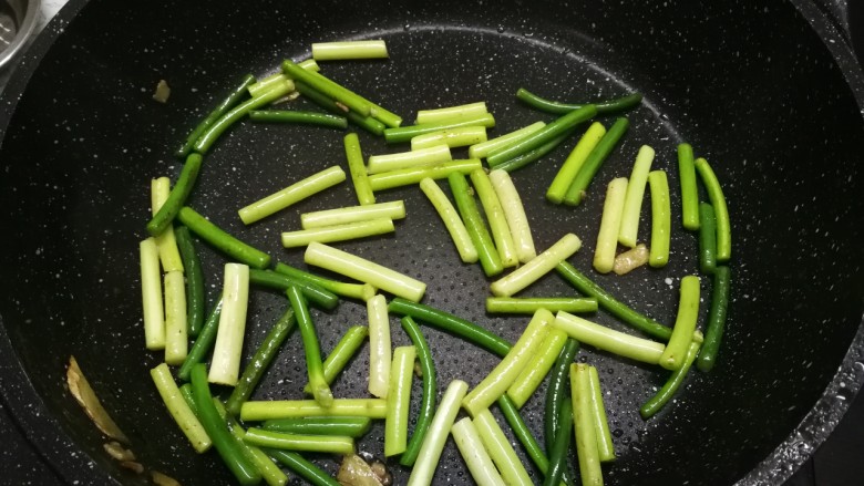 蒜苔炒牛肉,锅中余油放入蒜苔