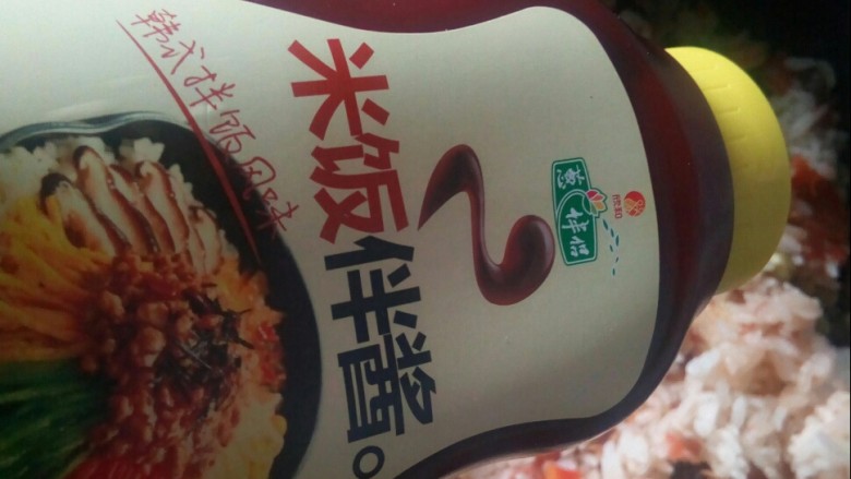 一颗番茄拌饭,番茄压碎,加入米饭伴酱,拌匀。
