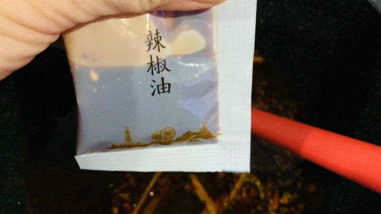 麻辣牛肉面,烧开汤底,加<a style='color:red;display:inline-block;' href='/shicai/ 852'>辣椒油</a>;