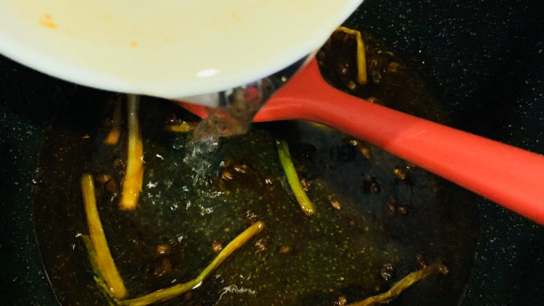麻辣牛肉面,加1碗清水,转大火煮开;