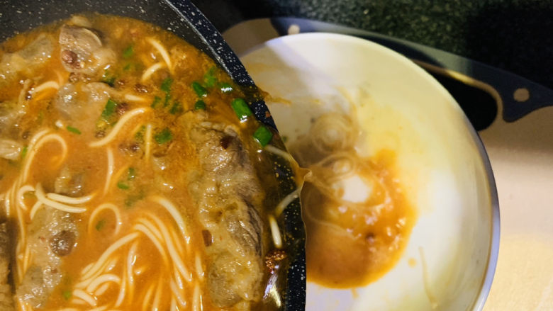 麻辣牛肉面,加少许盐和<a style='color:red;display:inline-block;' href='/shicai/ 717'>味精</a>,起锅;