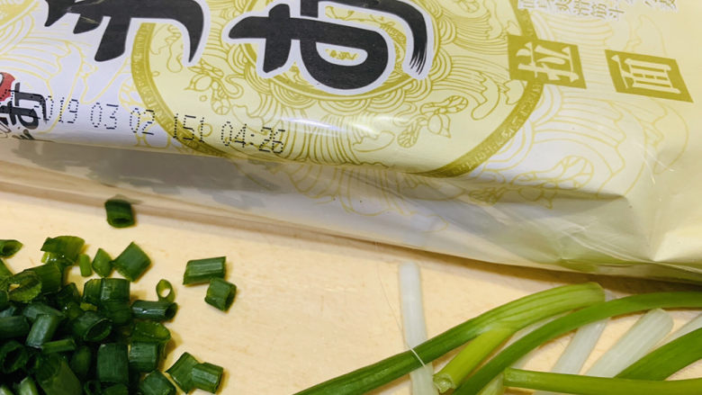麻辣牛肉面,手打拉面1包待用;