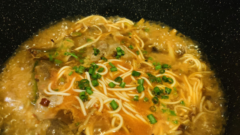 麻辣牛肉面,这是快出锅的麻辣牛肉面,下面一起看看具体做法: