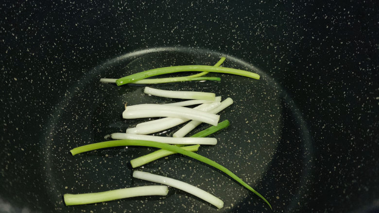 麻辣牛肉面,锅里加一勺油，先把葱白炒香；