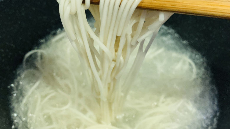 麻辣牛肉面,水烧开,把面放进去捞熟;