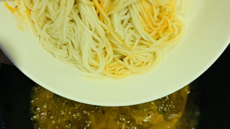 麻辣牛肉面,牛肉卷煮熟,加捞好的面条;