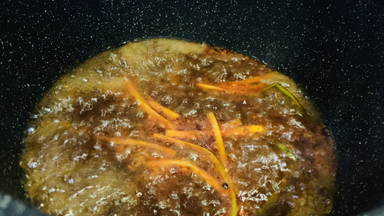 麻辣牛肉面,煮开汤底;