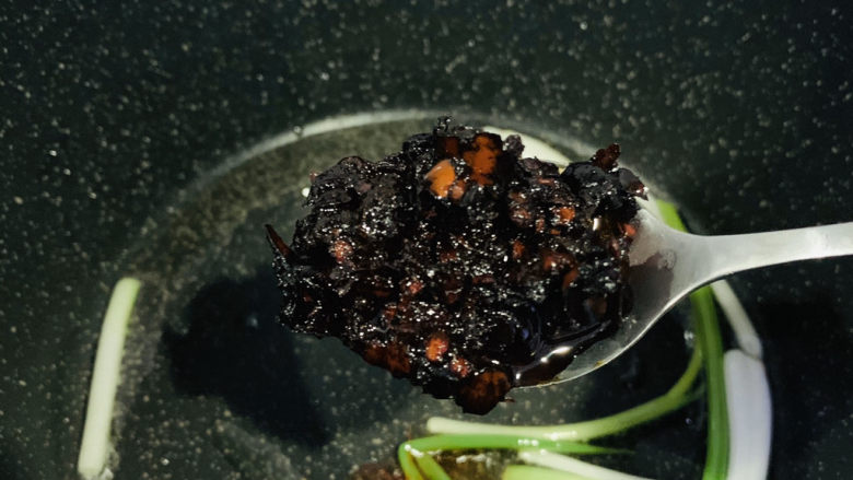 麻辣牛肉面,加<a style='color:red;display:inline-block;' href='/shicai/ 46916'>老干妈酱</a>,转中小火炒香;
