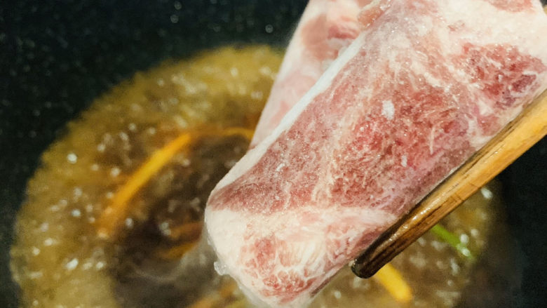 麻辣牛肉面,加<a style='color:red;display:inline-block;' href='/shicai/ 39917'>牛肉卷</a>;