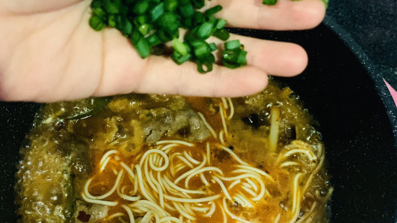 麻辣牛肉面,撒葱粒;