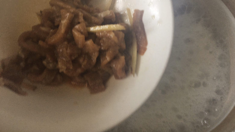 生滚牛肉粥,加入牛肉大火滚5分钟