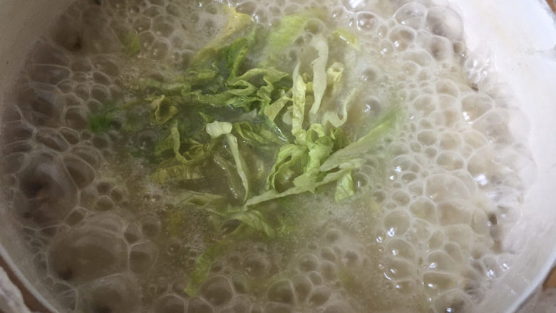 生滚牛肉粥,加入生菜丝