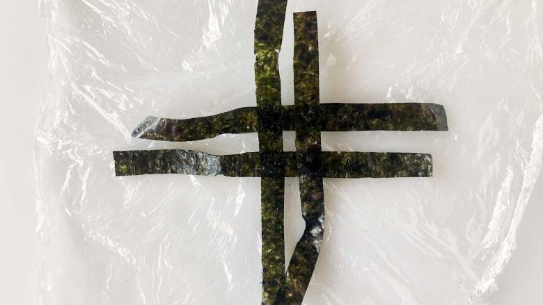 玲珑可爱的手鞠寿司,吃一口满满的幸福感,海苔条摆成井字型,然后放上饭团裹好。