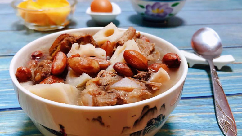 花生莲藕排骨汤,花生莲藕排骨汤的营养价值非常丰富经常食用对身体有益处