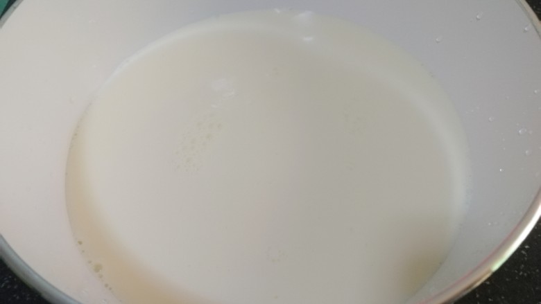 姜撞奶,准备一个奶锅,倒入400毫升牛奶