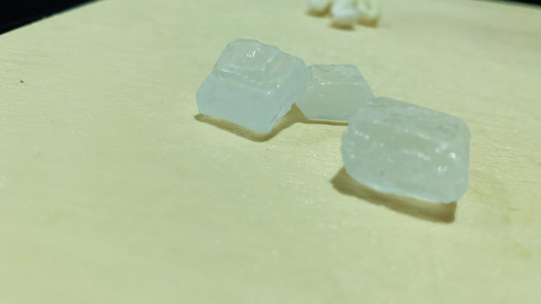 川贝炖雪梨,取3粒,因为川贝有点苦;