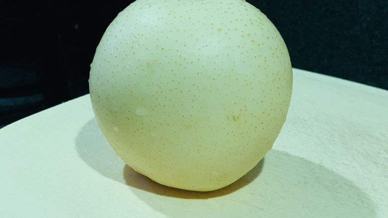 川贝炖雪梨,<a style='color:red;display:inline-block;' href='/shicai/ 594'>梨</a>一个,洗净待用;