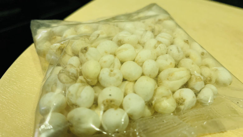 川贝炖雪梨,打开密封袋,就有一股药味;