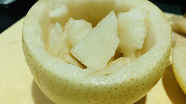 川贝炖雪梨,把三分之二处的梨肉挖出来;