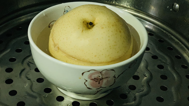 川贝炖雪梨,放入蒸锅,冷水上锅,大火蒸半小时;