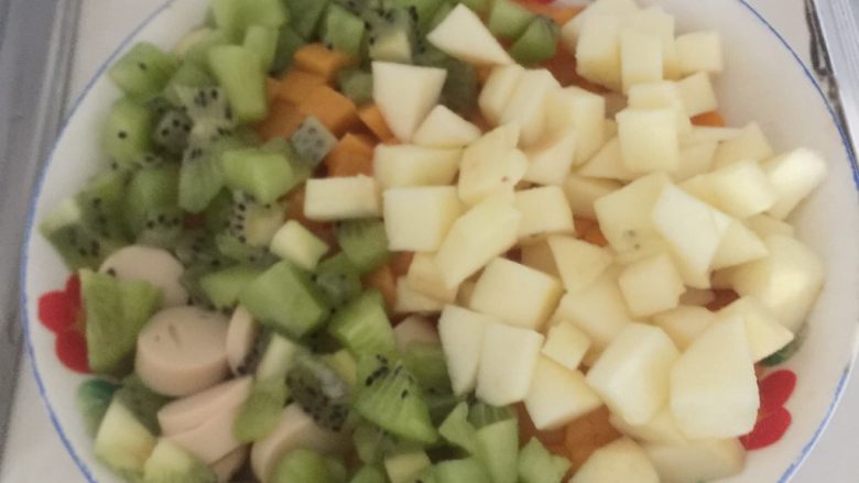 芒果披萨,准备好披萨水果馅料。