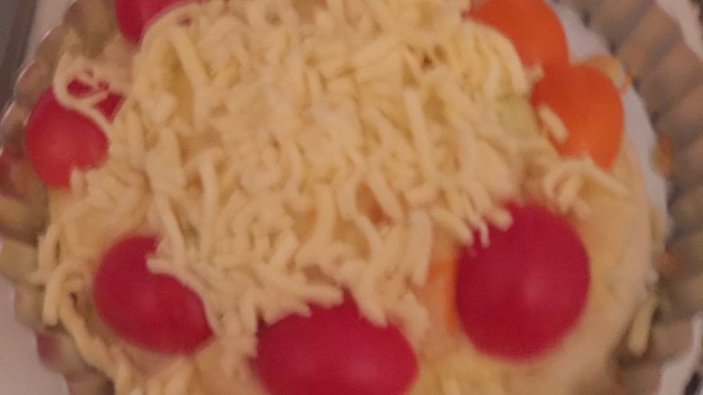 芒果披萨,第二次放入小番茄，再撒入马苏里拉奶酪，200°C中下层烘烤4分钟，前后撒入水果颗粒，一定吸干水分，这样披萨饼皮不会是湿漉漉的。