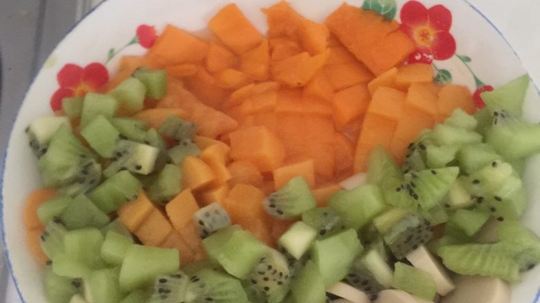 芒果披萨,<a style='color:red;display:inline-block;' href='/shicai/ 598'>芒果</a>，<a style='color:red;display:inline-block;' href='/shicai/ 2175'>黄桃</a>，<a style='color:red;display:inline-block;' href='/shicai/ 591'>苹果</a>，火腿丁，<a style='color:red;display:inline-block;' href='/shicai/ 89994'>小番茄</a>，<a style='color:red;display:inline-block;' href='/shicai/ 596'>猕猴桃</a>水果多多，味道丰盛。