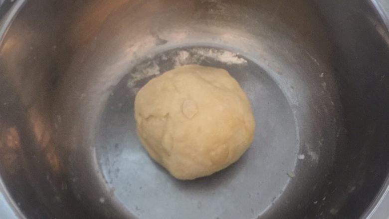 芒果披萨,取出面团装入发酵碗中，盖上保鲜膜。