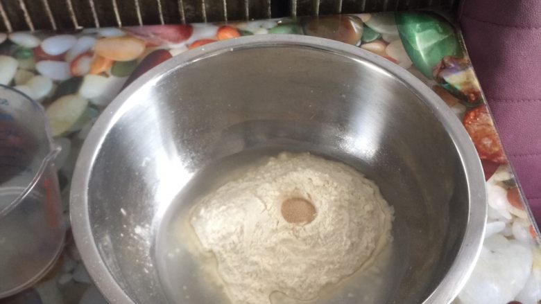 芒果披萨,面粉里加入<a style='color:red;display:inline-block;' href='/shicai/ 731'>酵母</a>，<a style='color:red;display:inline-block;' href='/shicai/ 3729'>白糖</a>，盐，清水，电动打蛋器低档搅拌成絮状，中档揉成团，放入软化的黄油，中档揉至拓展阶段不用出膜。