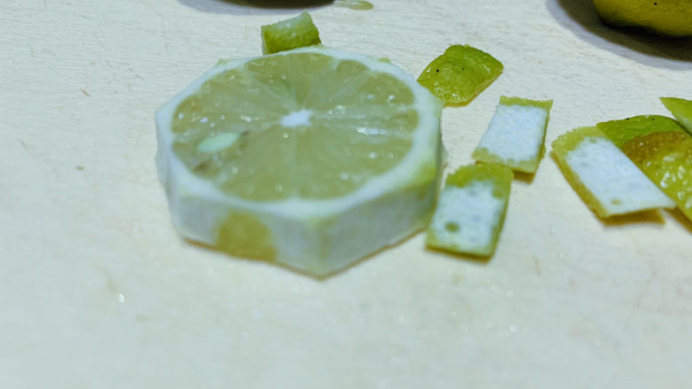 酸汤牛肉,柠檬🍋切片,去皮,皮会有苦味,待用;
