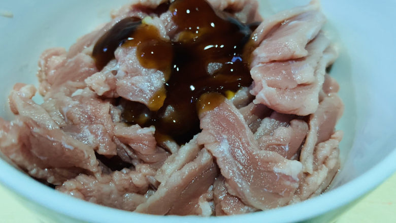 酸汤牛肉,加<a style='color:red;display:inline-block;' href='/shicai/ 721'>蚝油</a>、盐、油、淀粉,抓匀,腌制十分钟;